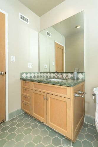 2755 Valle Vista Dr, Glendale CA  91206-4720 exterior