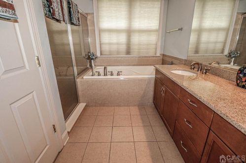 13 Ayers Ct, Metuchen NJ  08840-1172 exterior