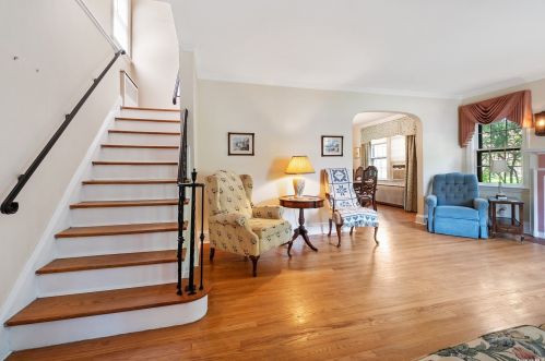 37 Mayfair Ave, Floral Park NY  11001-2546 exterior