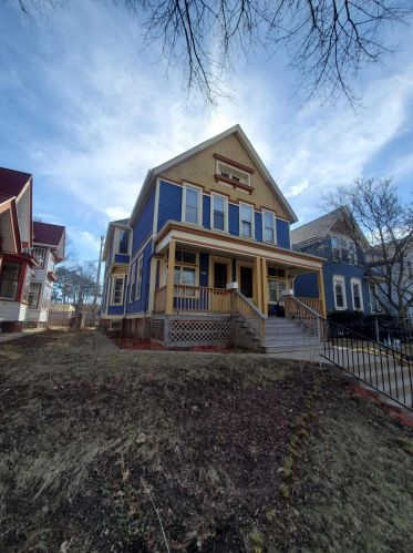 2312 Booth St, Milwaukee, WI 53212-3429
