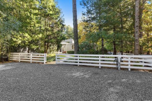 29 14th St, East Hampton, NY 11937-4119