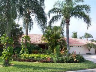 4815 Fallcrest Cir, Sarasota FL  34233-2265 exterior