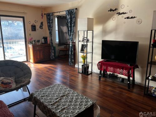 141 Beverly Hills Ter, Woodbridge NJ  07095-4006 exterior