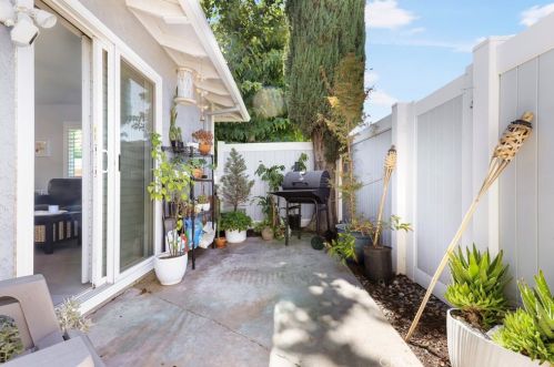 28144 Robin Ave, Santa Clarita CA  91350-2051 exterior