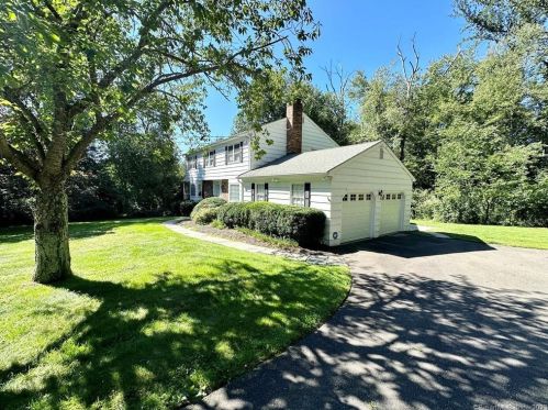 32 Longmeadow Rd, Bridgeport, CT 06611-2537