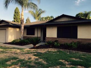 686 Sierra Ave, Fresno, CA 93704-1051