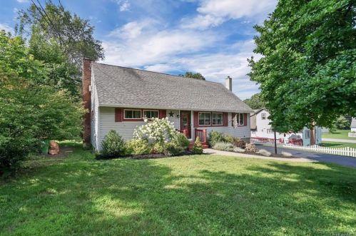 2 Donny Dr, New Hamburg, NY 12590-2313