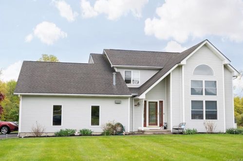 48 Sunrise Dr, Middletown, NY 10940-2728