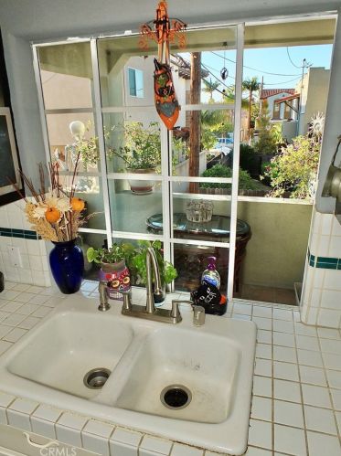 227 Glendora Ave, Long Beach CA  90803-3504 exterior
