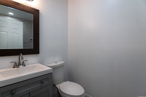 18 Raynor Rd, Panamoka NY  11961-1904 exterior