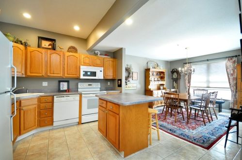 29 Castle Hill Rd, Agawam, MA 01001-2460