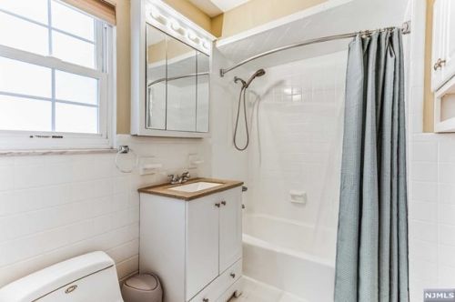 24 Un Ave, Nutley NJ  07110-3325 exterior