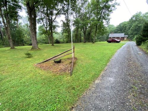110 Pleasure Valley Ln, Slippery Rock, PA 16057-3808
