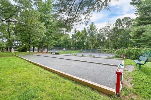 82 Somerset Dr, Airmont NY  10901-6905 exterior