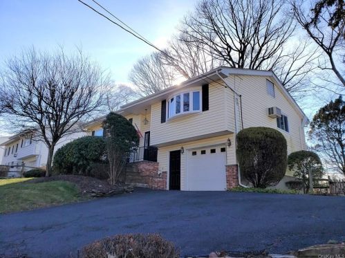 735 Jacqueline Dr, Valley Cottage, NY 10989-1819