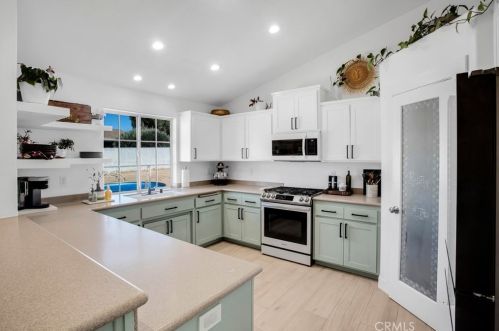 7645 Victoria Ave, Yucca Valley CA  92284-6152 exterior