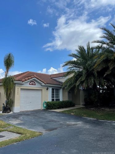 5569 102nd Pl, Miami FL  33178-2653 exterior