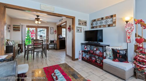8 Harborside Dr, Pelican Island NJ  08751-1316 exterior