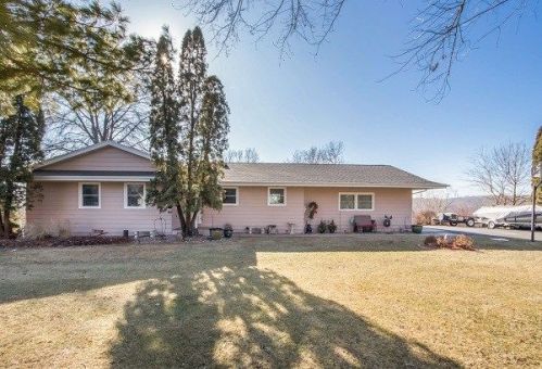 2623 Ridgeview Dr, Swisher, IA 52338-9562
