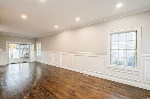 57 Bobwhite Ln, Hicksville NY  11801-4520 exterior