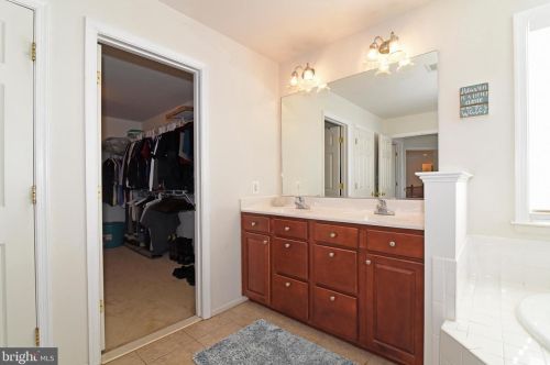 213 Alpine Dr, Leesburg VA 20175-6132 exterior