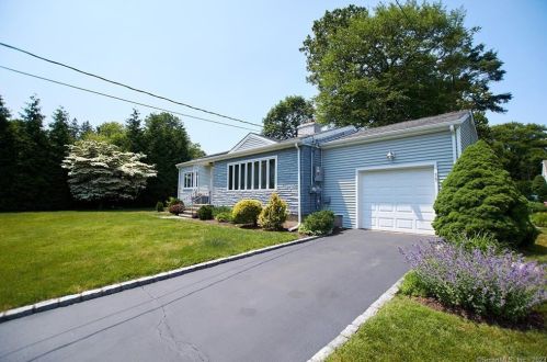 77 Ochsner Pl, Bridgeport, CT 06606-1342