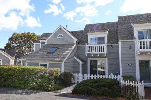 12 Barneys Ave, Mashpee, MA 02649-4748