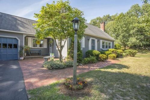 7 Adams Cir, Hanson, MA 02341-1226