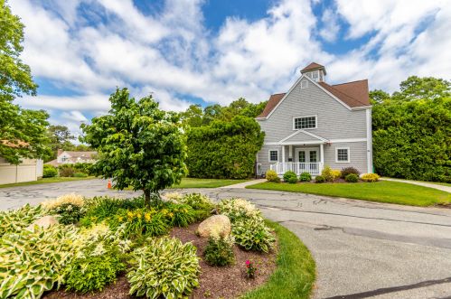 1 Hampton Ct, Mashpee MA 02649-2294 exterior