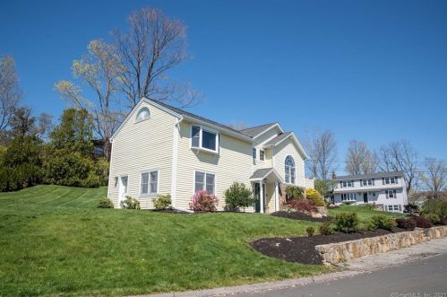 1 Longview Dr, Brookfield Center, CT 06804-1413