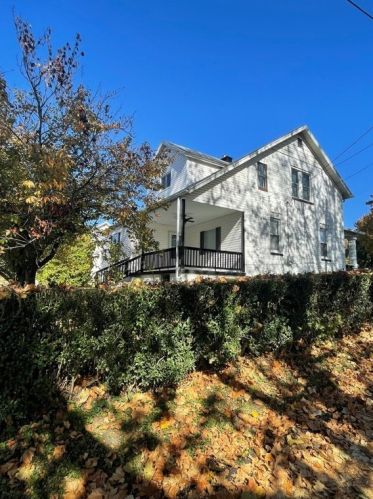 203 Pennsville St, South Connellsville, PA 15425-6009
