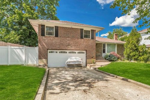 37 Twisting Ln, North Wantagh, NY 11793-1946