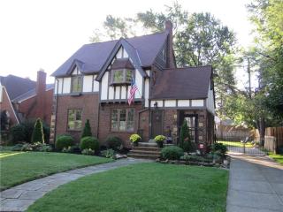 4617 Hills Dr, Cleveland, OH 44109-4425