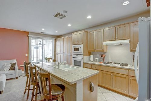 636 Silver Star Ct, Vacaville CA  95688-9478 exterior