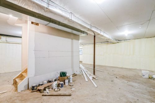 57 Bobwhite Ln, Hicksville NY  11801-4520 exterior