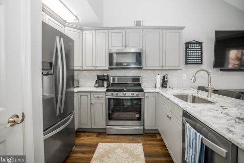 1812 Nathan Dr, Riverton NJ  08077-1556 exterior