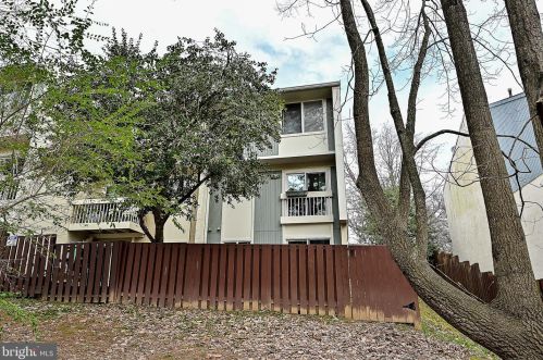 2414 Southgate Sq, Herndon VA  20191-1239 exterior