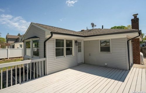50 Arbour St, West Islip NY  11795-1015 exterior