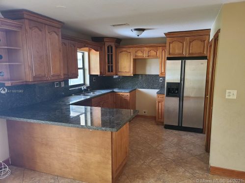 17912 68th Ave, Hialeah, FL 33015-3923