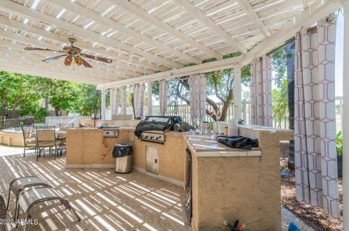 1064 Palomino Crk Dr, Gilbert AZ 85296-3727 exterior