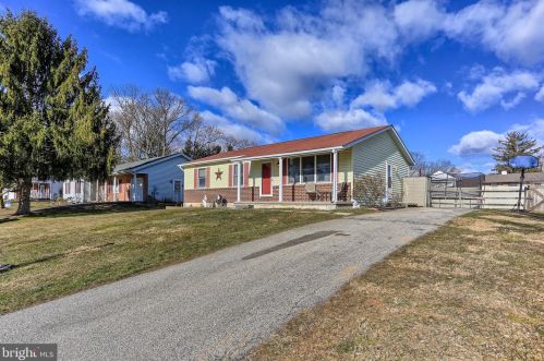 49 Cardinal Dr, Hanover PA 17331-9790 exterior