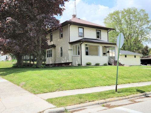 2203 Monroe St, New Holstein, WI 53061-1104