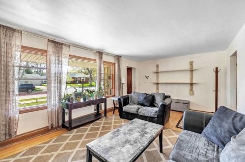 1272 Bond St, Green Bay, WI 54303-4156