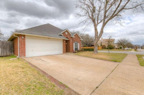 2800 Forest Creek Dr, Fort Worth, TX 76123-1072