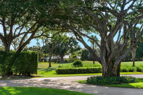 41 Country Rd, Boynton Beach, FL 33436-5602