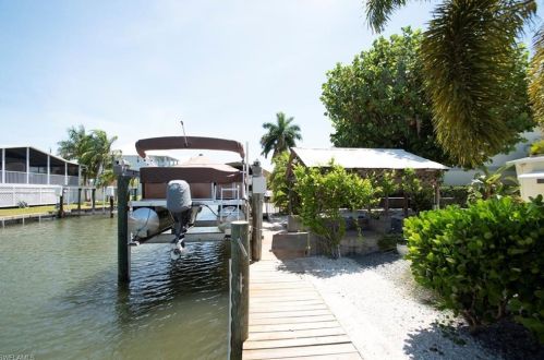 180 Flamingo St, Fort Myers Beach, FL 33931-4310