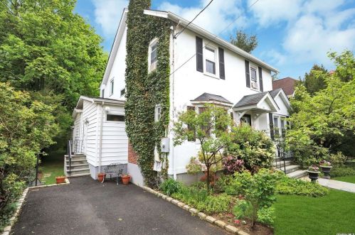 13 Church St, Great Neck, NY 11023-1126