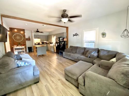 211 6th St, Midlothian, TX 76065-3208