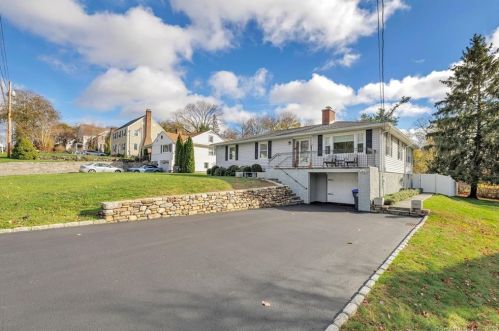 87 Parkway Dr, Bridgeport, CT 06611-4123
