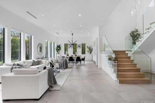 18067 Calvert St, Van Nuys CA 91316-1216 exterior